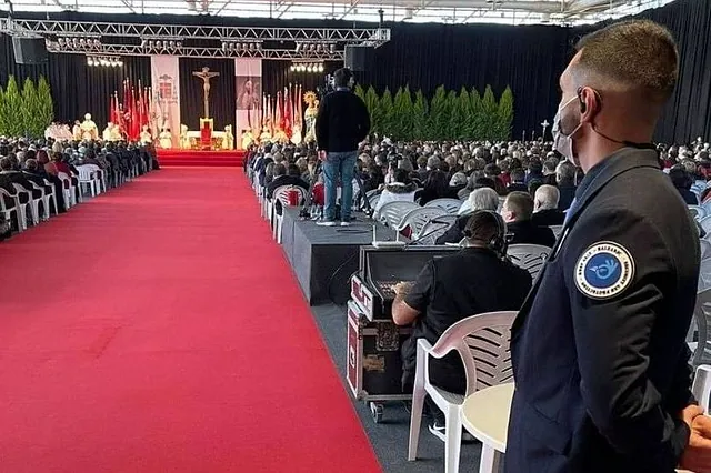 recorte agente de seguridad con traje