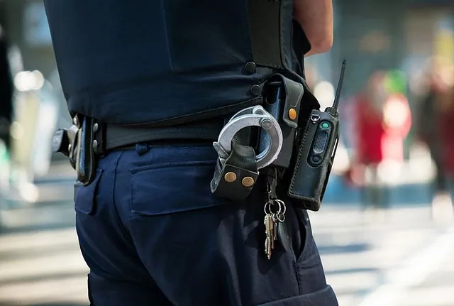 agente de seguridad de espaldas con fondo calle desenfocado
